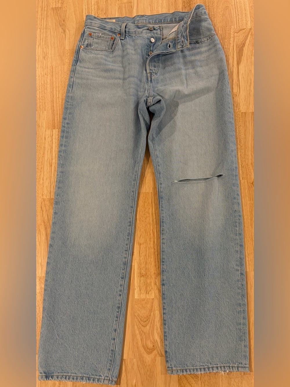Levi’s Premium 501 ’90s Jeans – W28 L32 – Light Wash